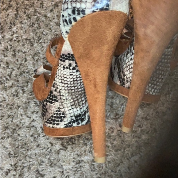 Elegant Suede platform Heels - Picture 3 of 4